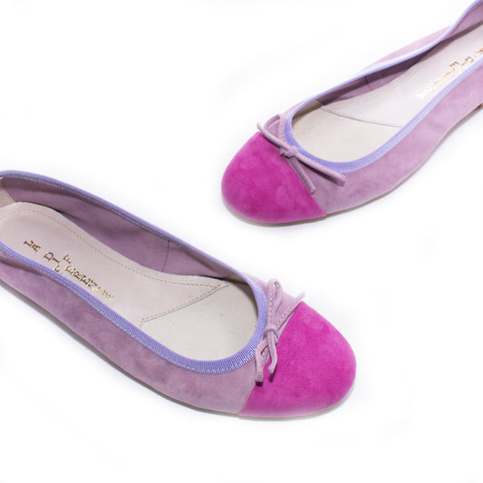 BALLERINA A PUNTA TONDA CON FIOCCO IN CAMOSCIO BICOLORE GLICINE E FUXIA