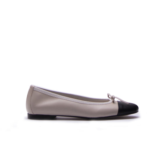 BALLERINA A PUNTA TONDA CON FIOCCO IN NAPPA BICOLORE CREMA E NERA