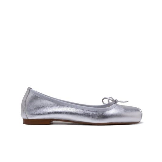 BALLERINA IN PELLE LAMINATA ARGENTO CON PUNTA SQUADRATA E DETTAGLIO FIOCCO