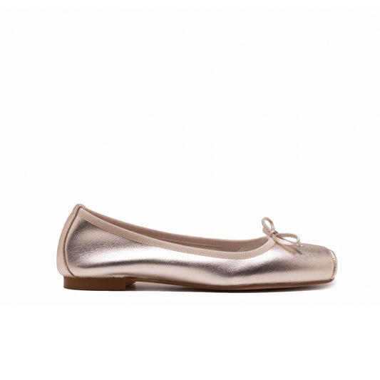 BALLERINA IN PELLE LAMINATA PLATINO CON PUNTA SQUADRATA E DETTAGLIO FIOCCO