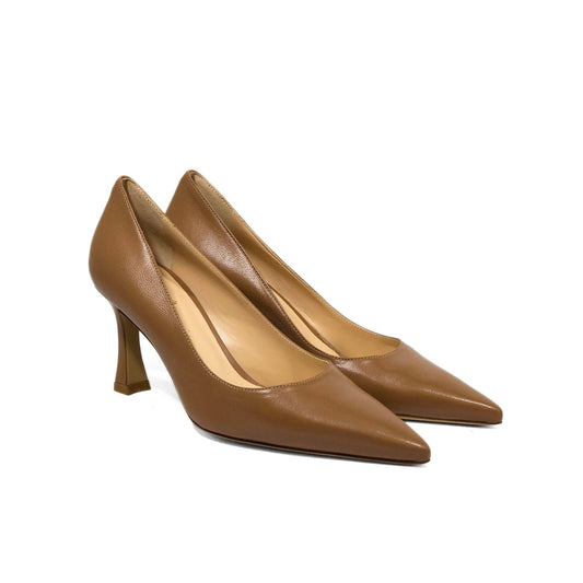 Décolleté in nappa color cuoio con punta sfilata e tacco alto 7 cm