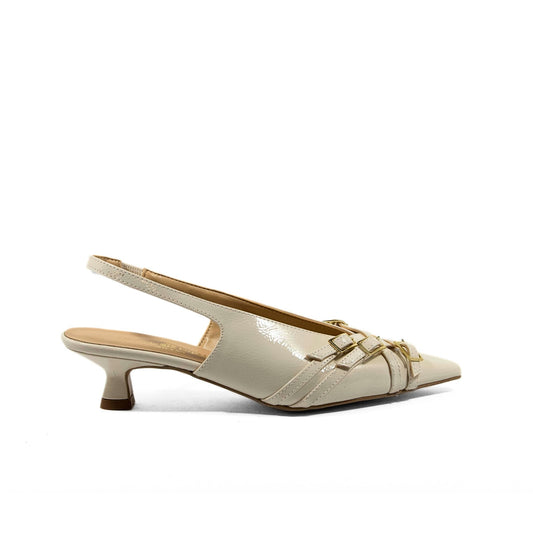 DÉCOLLETÉ SLINGBACK IN NAPLAK COLOR BURRO CON PUNTA SFILATA, DETTAGLI CINTURINI E TACCO BASSO