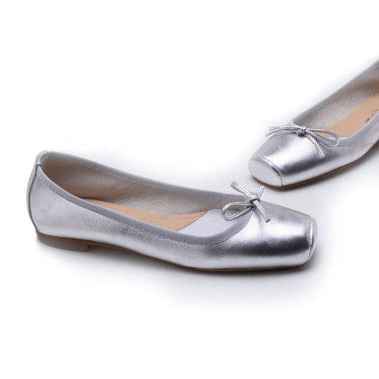 BALLERINA IN PELLE LAMINATA ARGENTO CON PUNTA SQUADRATA E DETTAGLIO FIOCCO