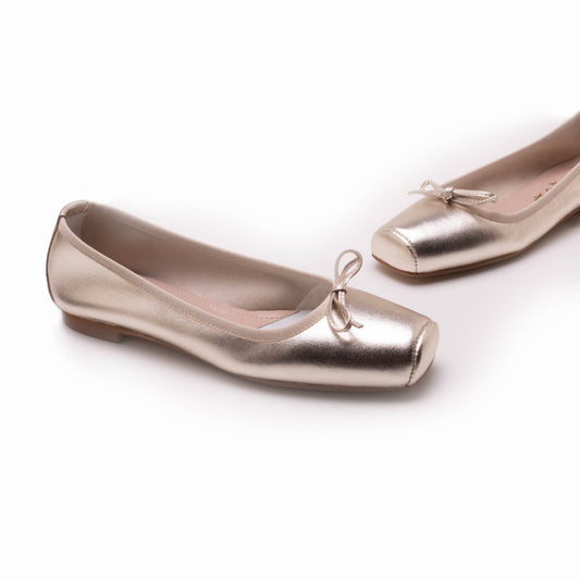 BALLERINA IN PELLE LAMINATA PLATINO CON PUNTA SQUADRATA E DETTAGLIO FIOCCO
