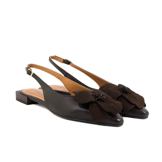 BALLERINA SLINGBACK IN PELLE TESTA DI MORO CON PUNTA SFILATA E DETTAGLIO FIORE