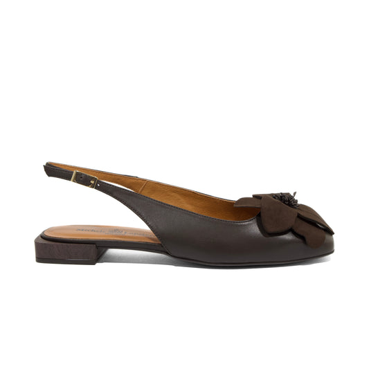 BALLERINA SLINGBACK IN PELLE TESTA DI MORO CON PUNTA SQUADRATA E DETTAGLIO FIORE