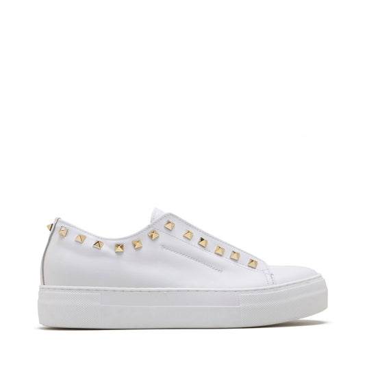 SNEAKER IN PELLE BIANCA CON BORCHIE DORATE E SUOLA PLATFORM