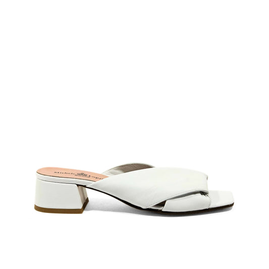 Sandalo in nappa bianca con fascia incrociata e tacco basso