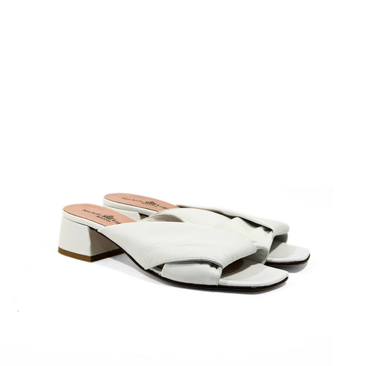 Sandalo in nappa bianca con fascia incrociata e tacco basso