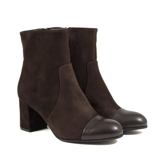 STIVALETTO A PUNTA ARROTONDATA IN CAMOSCIO TESTA DI MORO CON PUNTA IN NAPPA TONO SU TONO E TACCO MEDIO A BLOCCO