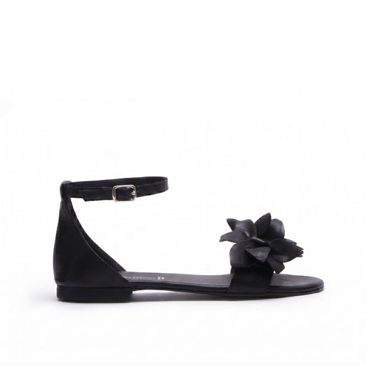 Sandalo in nappa nera con dettaglio fiore e tacco basso