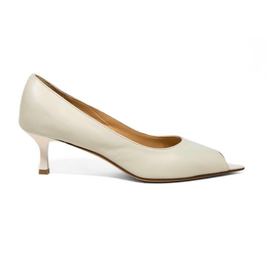 DÉCOLLETÉ SPUNTATA IN NAPPA OFF WHITE CON PUNTA SFILATA APERTA E TACCO A ROCCHETTO