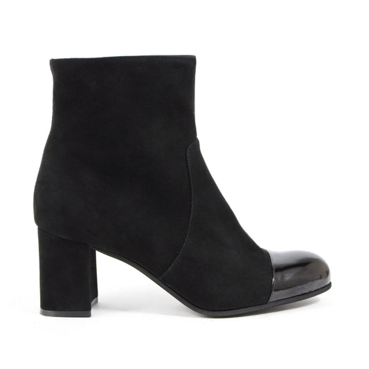 STIVALETTO A PUNTA ARROTONDATA IN CAMOSCIO NERO CON PUNTA IN VERNICE E TACCO MEDIO A BLOCCO