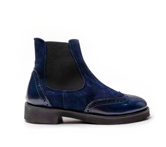 STIVALETTO CHELSEA IN CAMOSCIO BLU CON LAVORAZIONE BROGUE IN ASPORT BLU E BANDA ELASTICA