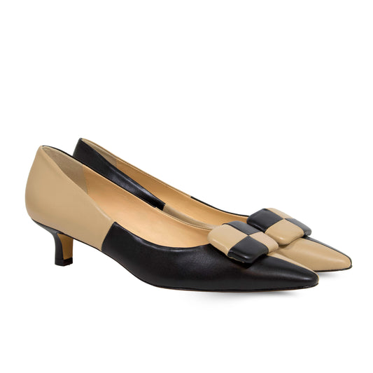 DÉCOLLETÉ KITTEN HEEL IN NAPPA BICOLORE BEIGE E NERA CON FIBBIA RIVESTITA