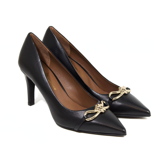 DÉCOLLETÉ IN NAPPA NERO CON PUNTA SFILATA E MORSETTO DORATO