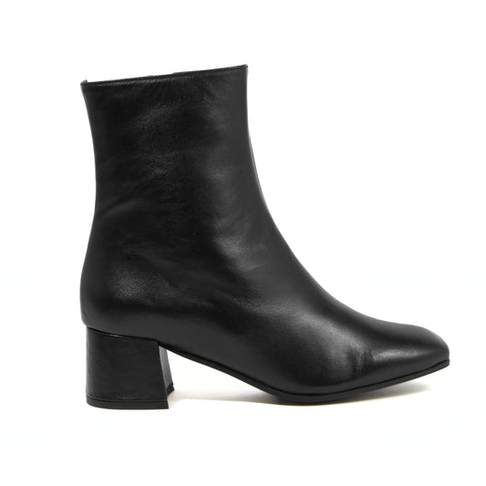 TRONCHETTO IN NAPPA NERA CON TACCO LARGO E ZIP LATERALE