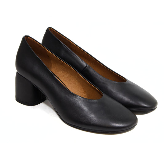 DÉCOLLETÉ IN PELLE NERA CON TACCO CILINDRICO E SCOLLO A U