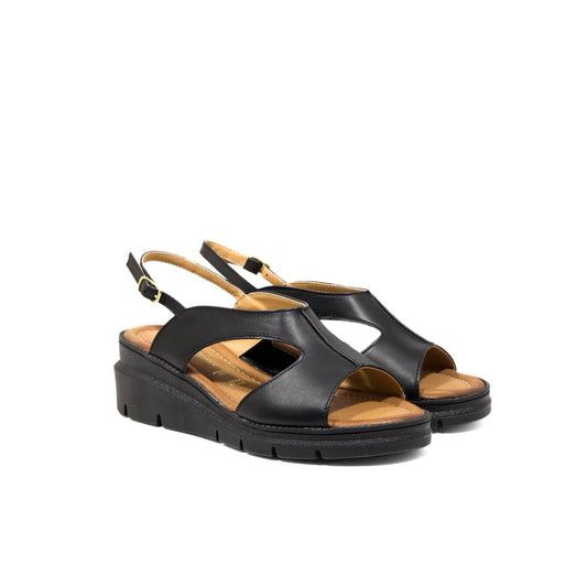 Sandalo cut out in nappa nera con platform leggera e cinturino posteriore