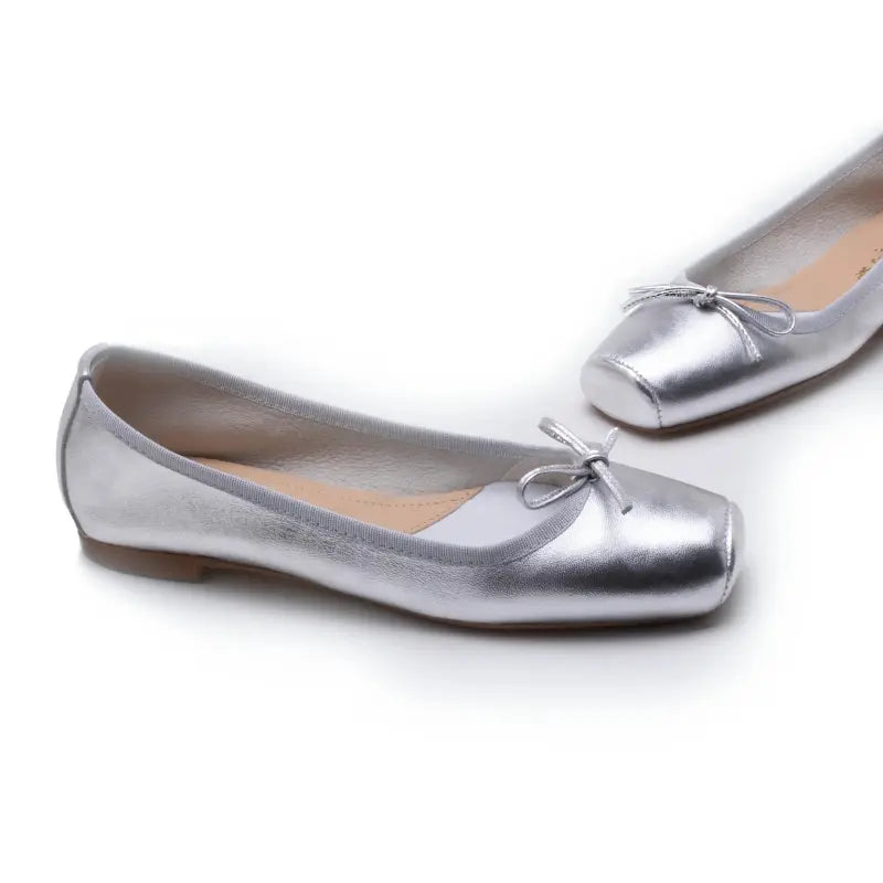 Ballerina in pelle laminata argento con fiocco punta quadrata | Michele Lopriore