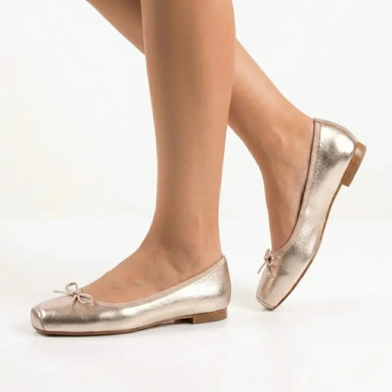Ballerina in pelle laminata platino con fiocco punta quadrata | Michele Lopriore