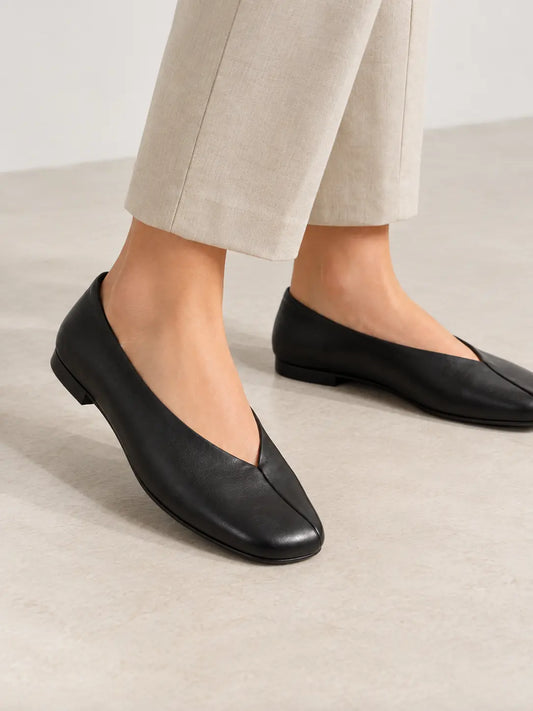 Ballerina in nappa nera con punta quadrata e scollo a V