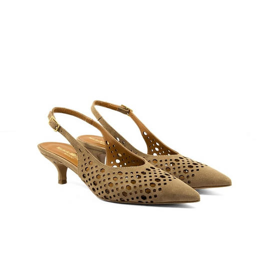 Décolleté slingback in camoscio taupe traforato con punta sfilata e tacco basso