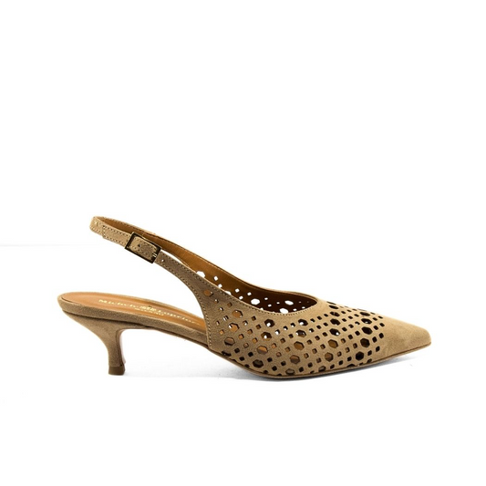 Décolleté slingback in camoscio taupe traforato con punta sfilata e tacco basso