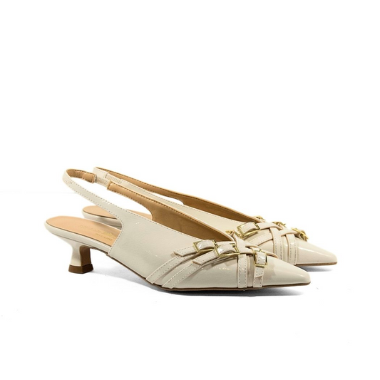 Décolleté slingback in naplak color burro con punta sfilata, dettagli cinturini e tacco basso