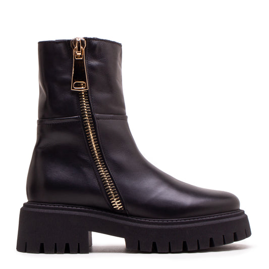 Stivaletto in nappa nera con maxi zip oro e interno in vero montone