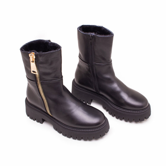 Stivaletto in nappa nera con maxi zip oro e interno in vero montone