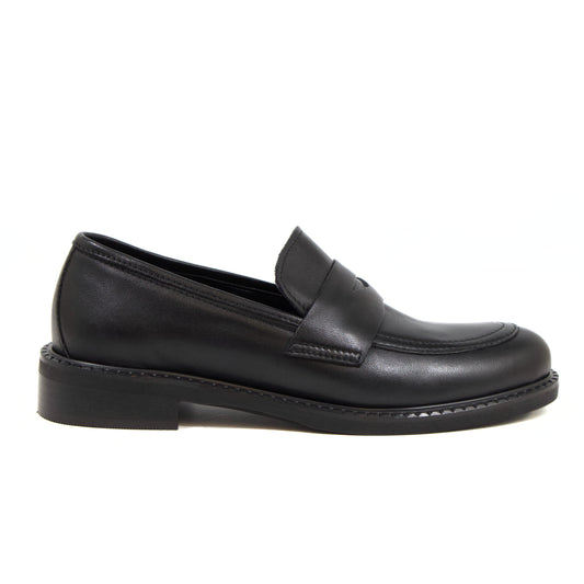 MOCASSINO IN NAPPA NERA CON VASCHETTA CUCITA E SUOLA IN GOMMA