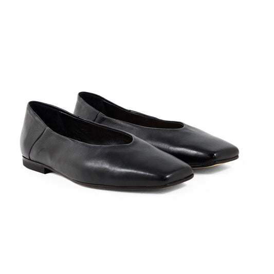 BALLERINA ACCOLLATA IN NAPPA NERA CON PUNTA SQUADRATA