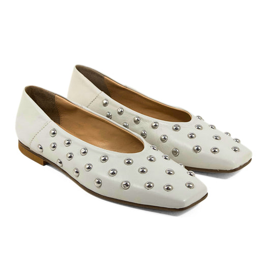 BALLERINA IN NAPPA OFF WHITE CON BORCHIE ARGENTO E PUNTA SQUADRATA