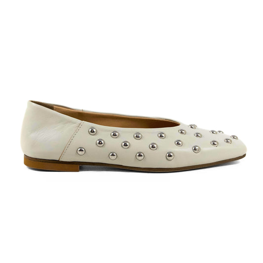 BALLERINA IN NAPPA OFF WHITE CON BORCHIE ARGENTO E PUNTA SQUADRATA