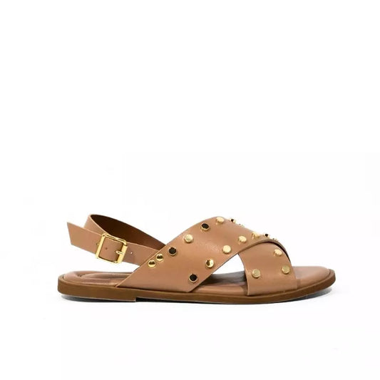 Sandalo flat tortora con fasce incrociate borchiate | Michele Lopriore