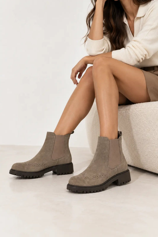 Beatles donna in camoscio almond con lavorazione brogue | Michele Lopriore