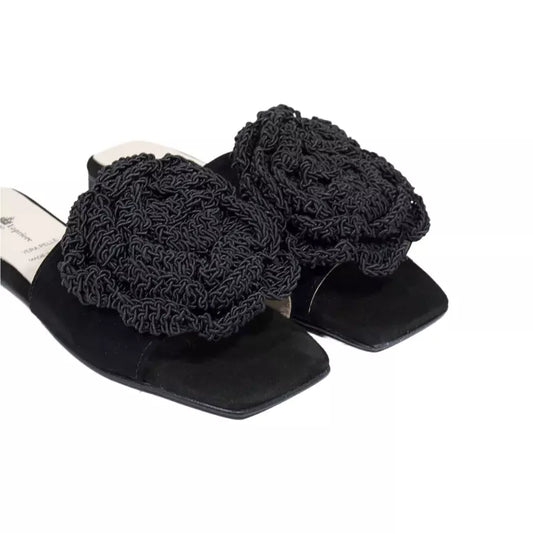 Ciabattina in camoscio nero con dettaglio fiore intrecciato e punta squadrata