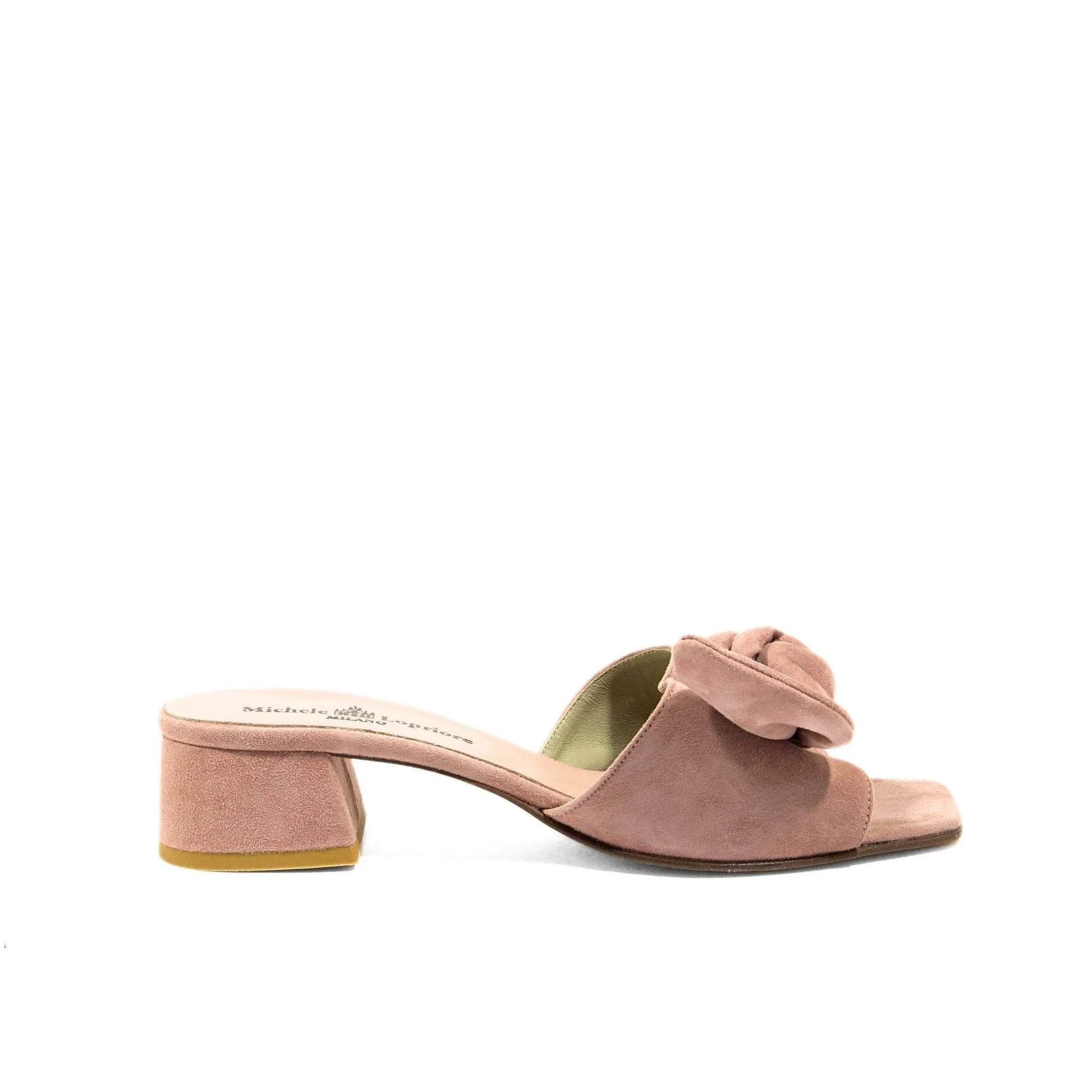 Ciabatta donna con tacco basso in vero camoscio color cipria con maxi fiocco, Made in Italy Michele Lopriore