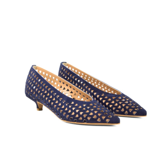 Décolleté camoscio blu traforata con tacco basso