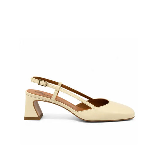 Décolleté slingback avorio con cinturino incrociato e tacco basso