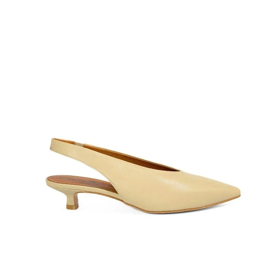 Décolleté slingback in nappa latte con tacco kitten | Michele Lopriore