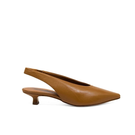 Décolleté slingback in pelle cuoio con tacco kitten | Michele Lopriore
