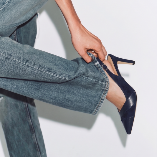 DÉCOLLETÉ SLINGBACK IN CAMOSCIO BLU CON PUNTA SFILATA E TACCO ALTO