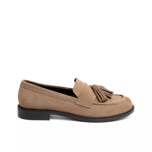Mocassino in camoscio taupe forma piede con nappine