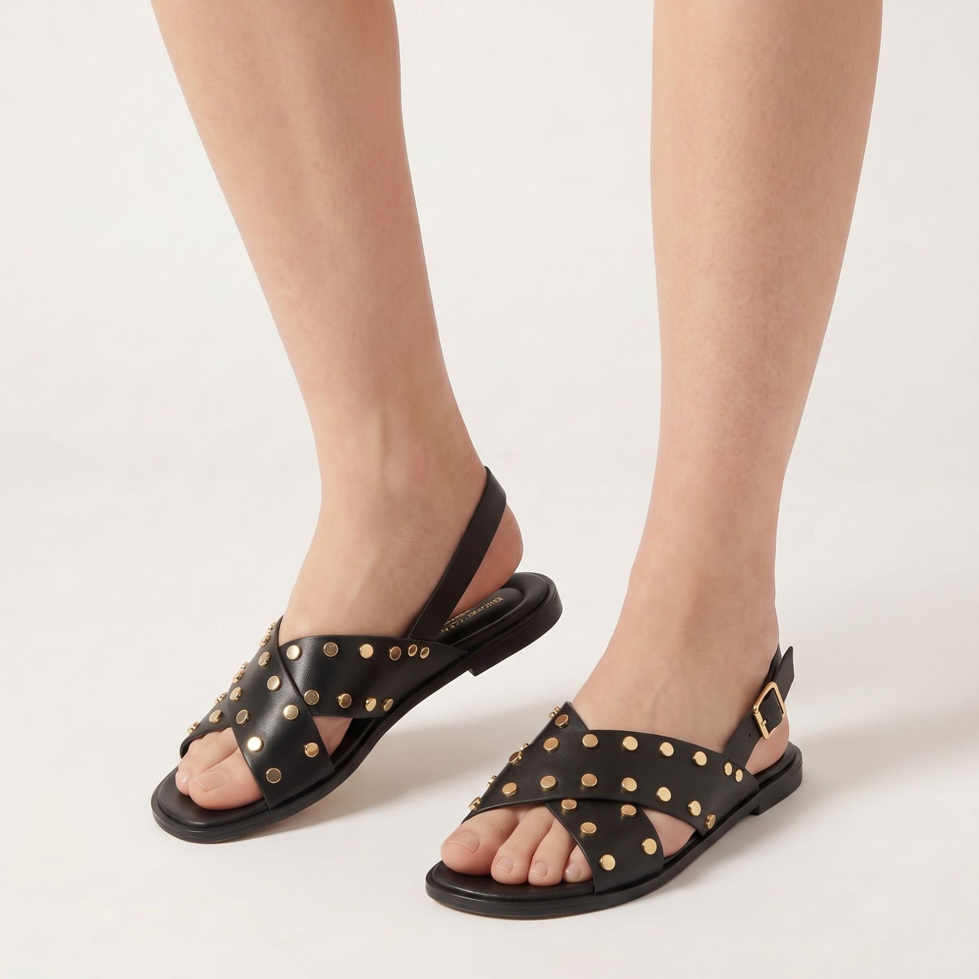 Sandali bassi eleganti donna in nappa nera con dettaglio borchie oro e fibbia regolabile