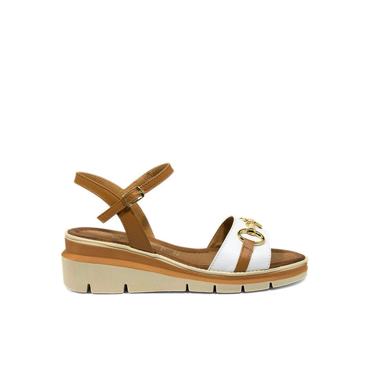 Sandali donna con zeppa bassa in pelle bianca e cuoio, fascia con morsetto dorato e cinturino regolabile alla caviglia
