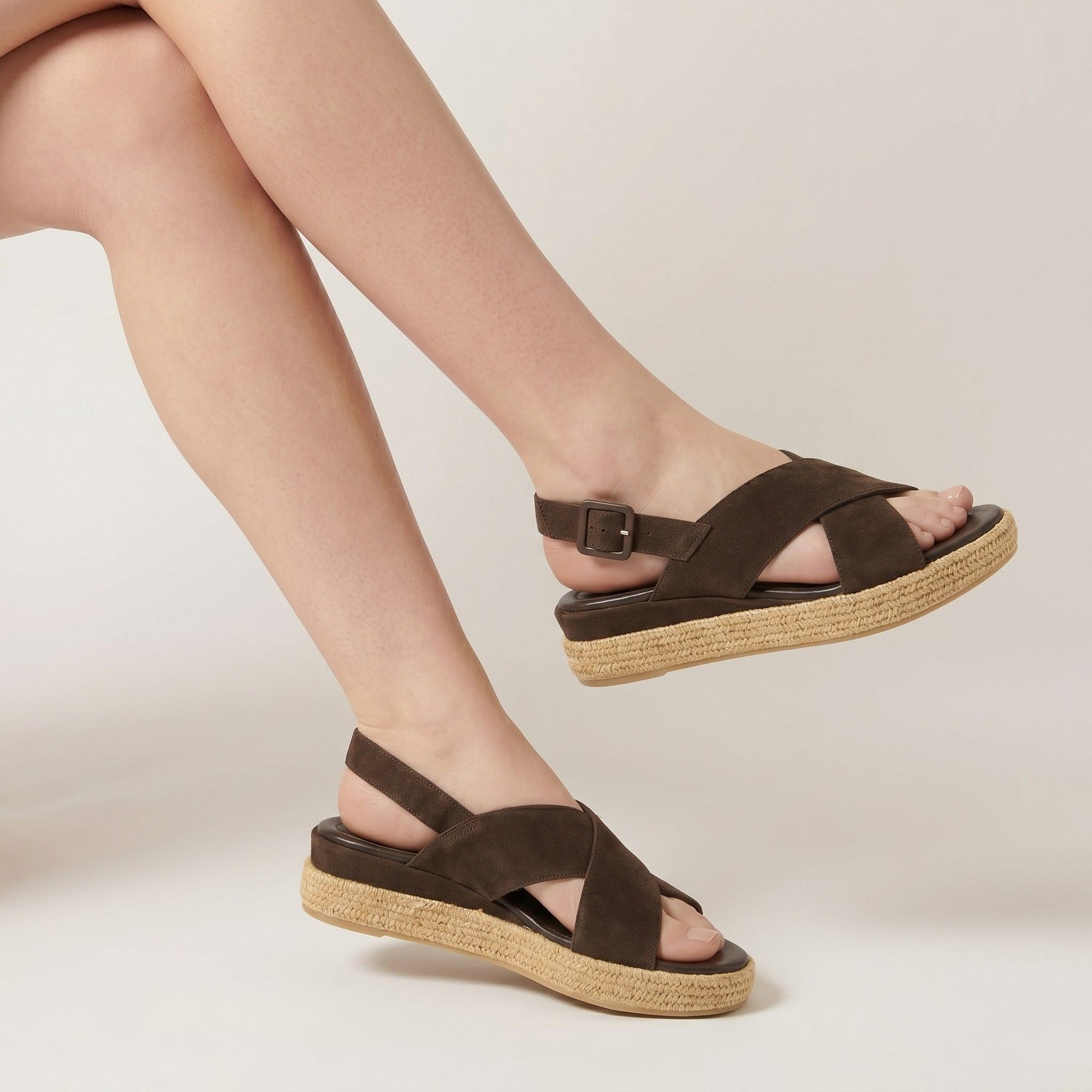 Sandali estivi donna in camoscio marrone con platform in rafia artigianale italiana