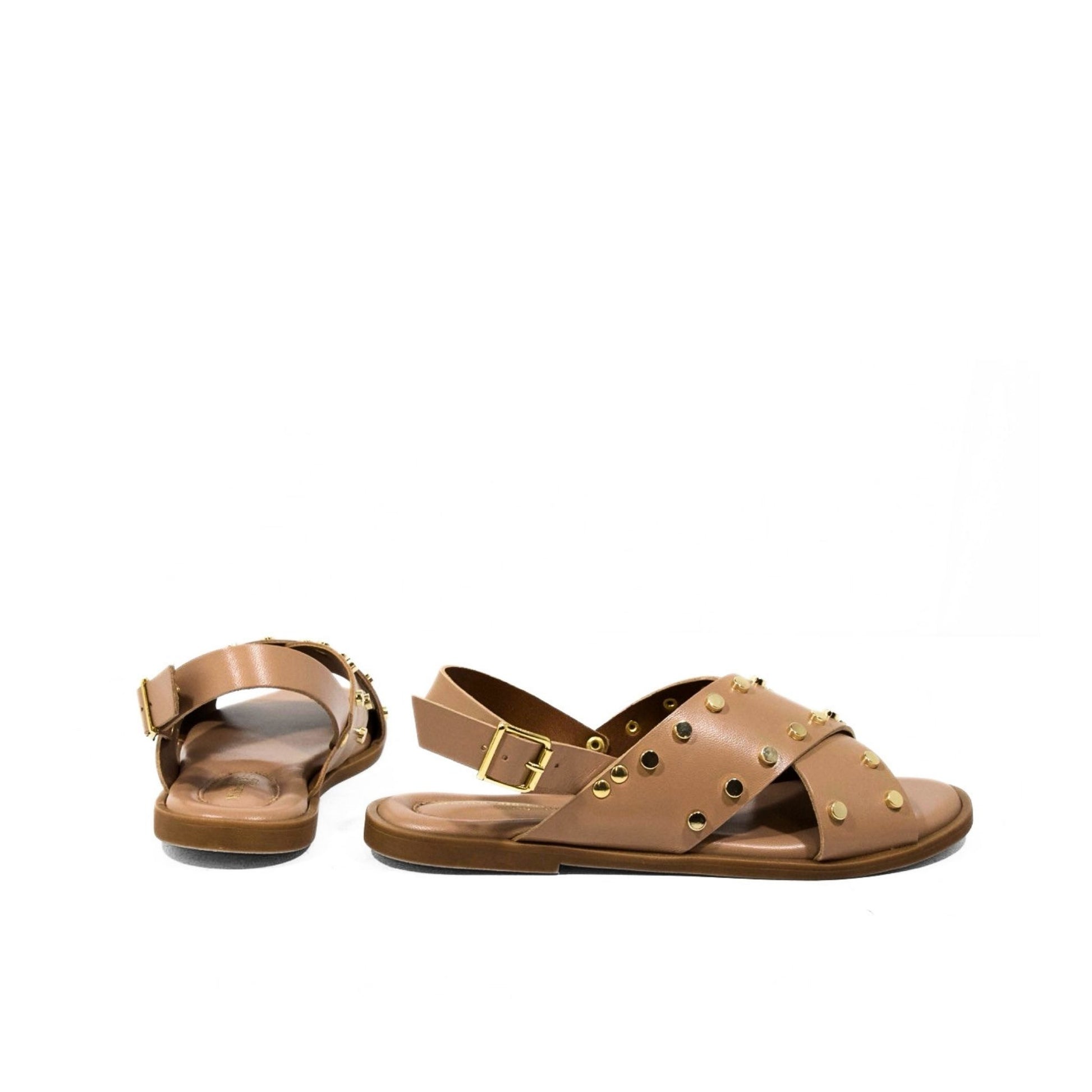 Sandali estivi donna in nappa tortora con fasce incrociate e borchie oro, collezione estate 2026