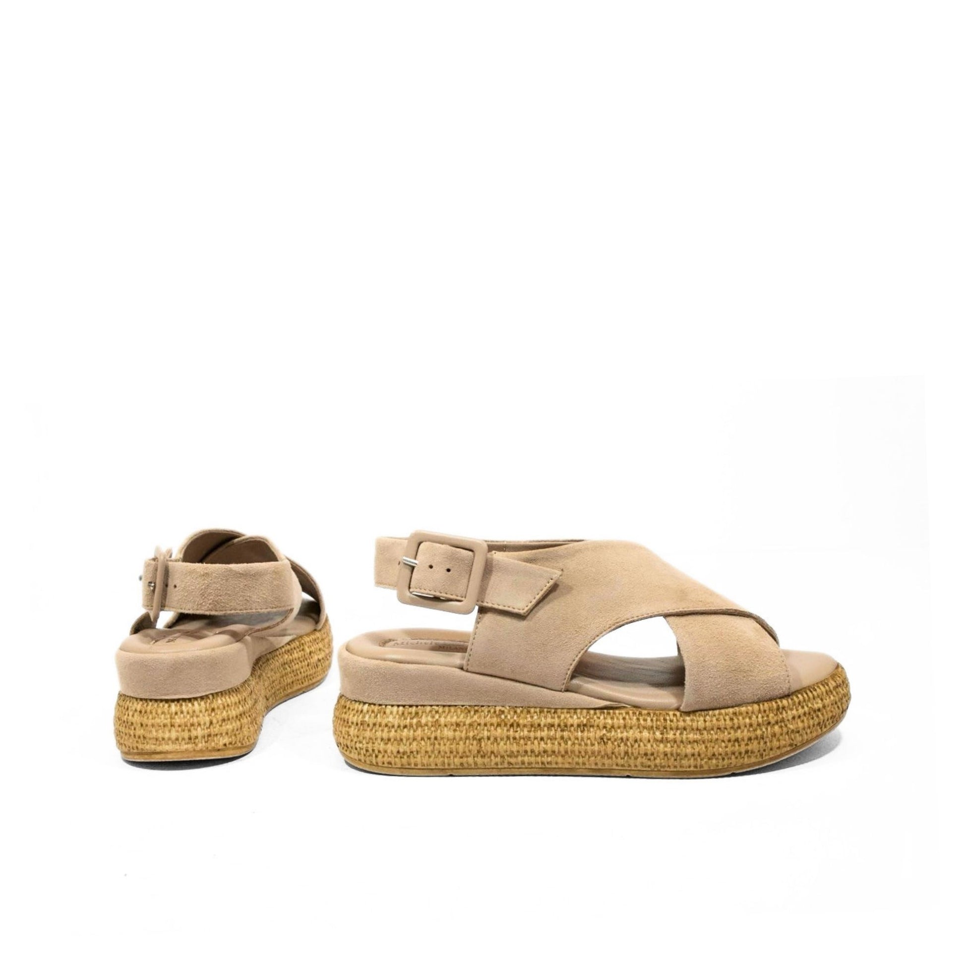Sandali platform donna in camoscio naturale con zeppa bassa in rafia, collezione estate 2026